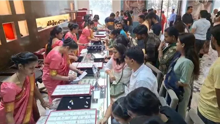 बरेली: अक्षय तृतीया पर बाजार हुआ गुलजार, जमकर हुई सोने-चांदी की खरीदारी 