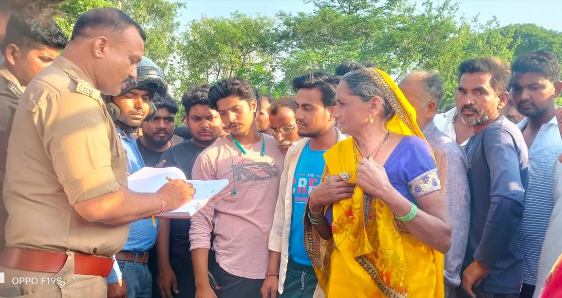 बरेली: संविदा कर्मी की करंट से मौत के बाद हंगामा, भीड़ ने लगाया जाम...अधिकारियों से भी धक्कामुक्की