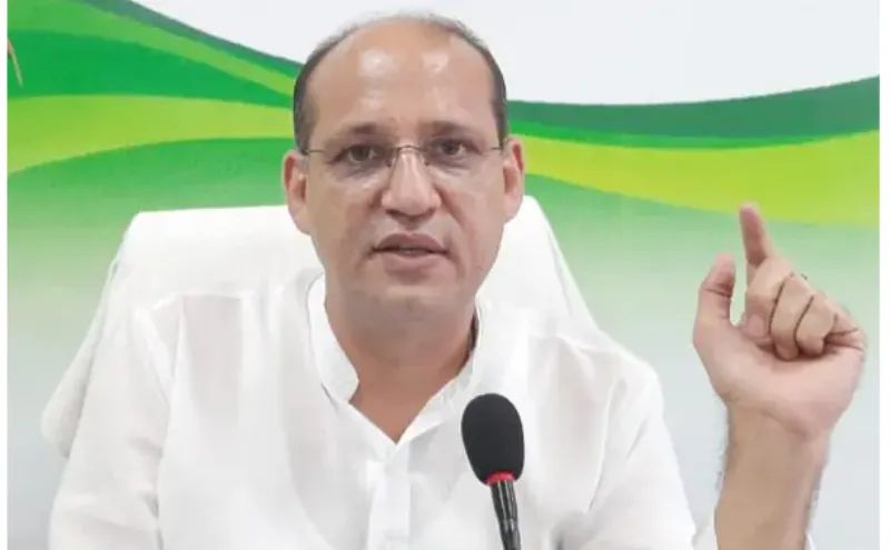 हल्द्वानी:  प्रदेश के जंगल आग से धधक रहें और साहब एसी में बैठ सिर्फ दूरगामी योजना गिना रहे हैं -  ब्लयूटिया