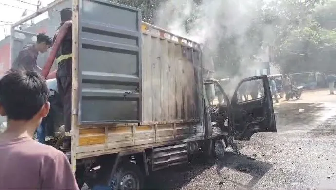 कासगंज: कपड़े से भरे लोडर वाहन में लगी भीषण आग, 20 लाख का आर्थिक नुकसान