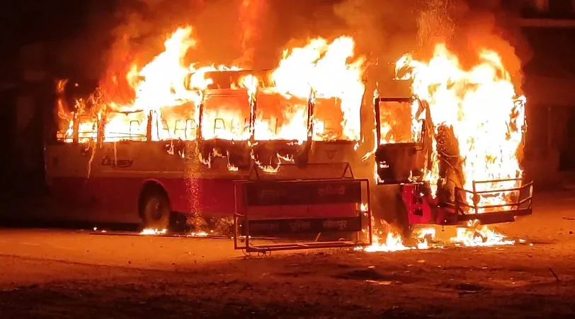 लखीमपुर खीरी: हरगांव में आग का गोला बनी अनुबंधित बस, मची चीख पुकार...20 यात्री थे सवार 