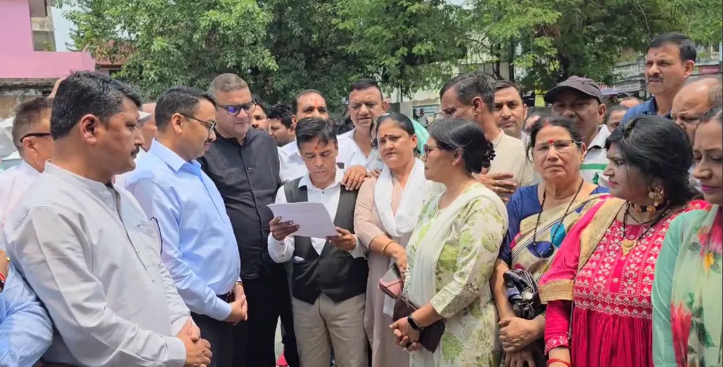 हल्द्वानी: मुंह में पानी भरकर बुझाई जा रही जंगल की आग और ऊर्जा प्रदेश का कर डाला सर्वनाश - कांग्रेस