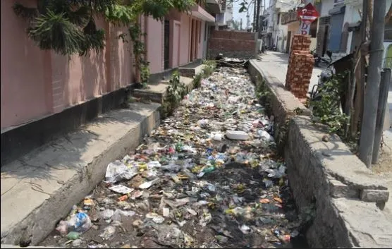 बरेली: सिर्फ नालों से कचरा निकालकर हो रही खानापूरी, पानी न निकलने से मोहल्लों में होगा जलभराव 