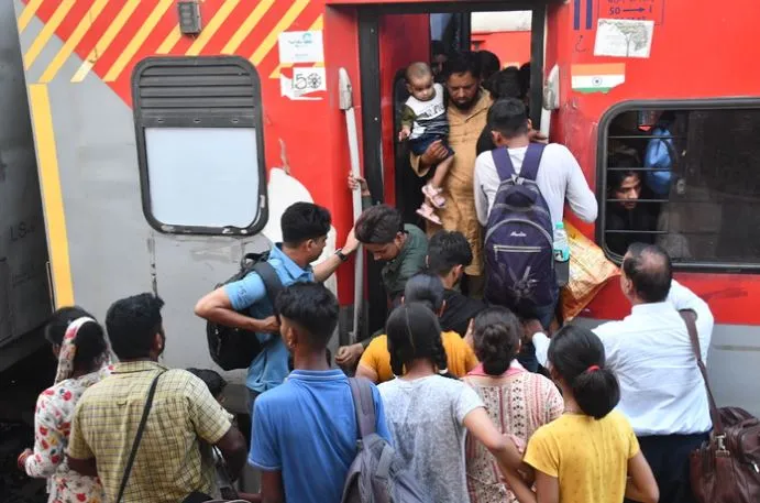 बरेली: ट्रेन में यात्रियों से किराया एसी का वसूला मगर कोच नहीं लगाए
