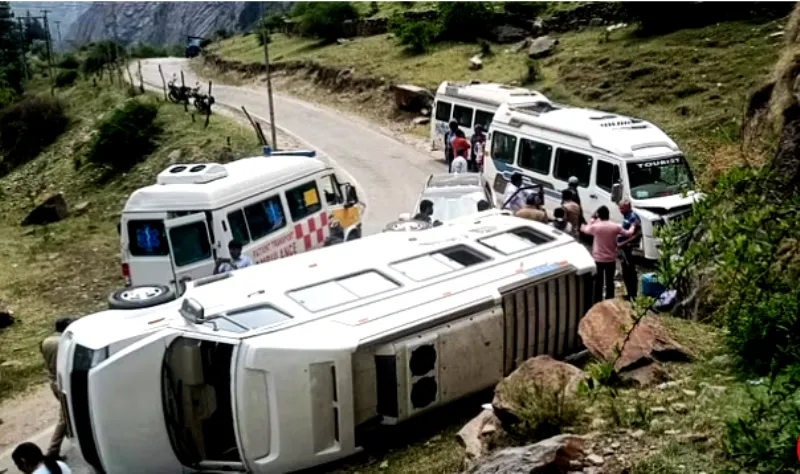 गंगोत्री: गंगोत्री-सोनगाड़ के पास पलटा अहमदाबाद के पर्यटकों का वाहन, आठ घायल