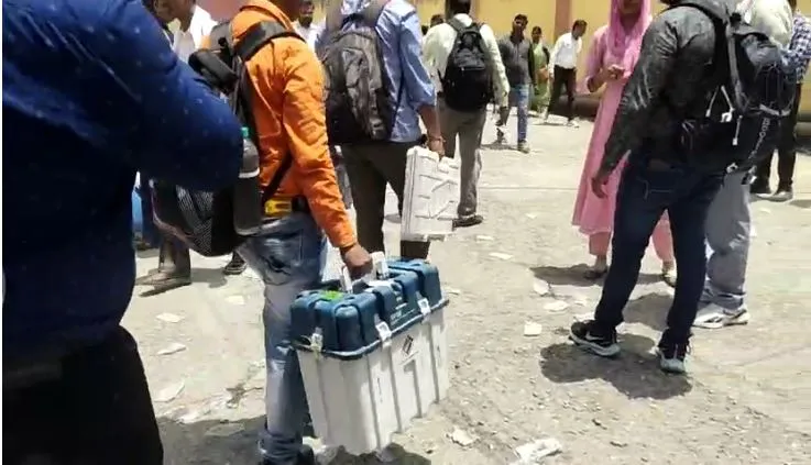 बरेली: देर शाम तक चलता रहा पोलिंग पार्टियों की रवानगी का दौर, मतदान कल