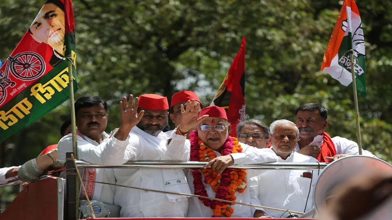लखनऊ: इंडिया गठबंधन के सपा प्रत्याशी रविदास मेहरोत्रा ने किया नामांकन, जुलूस में उमड़ी भीड़ 