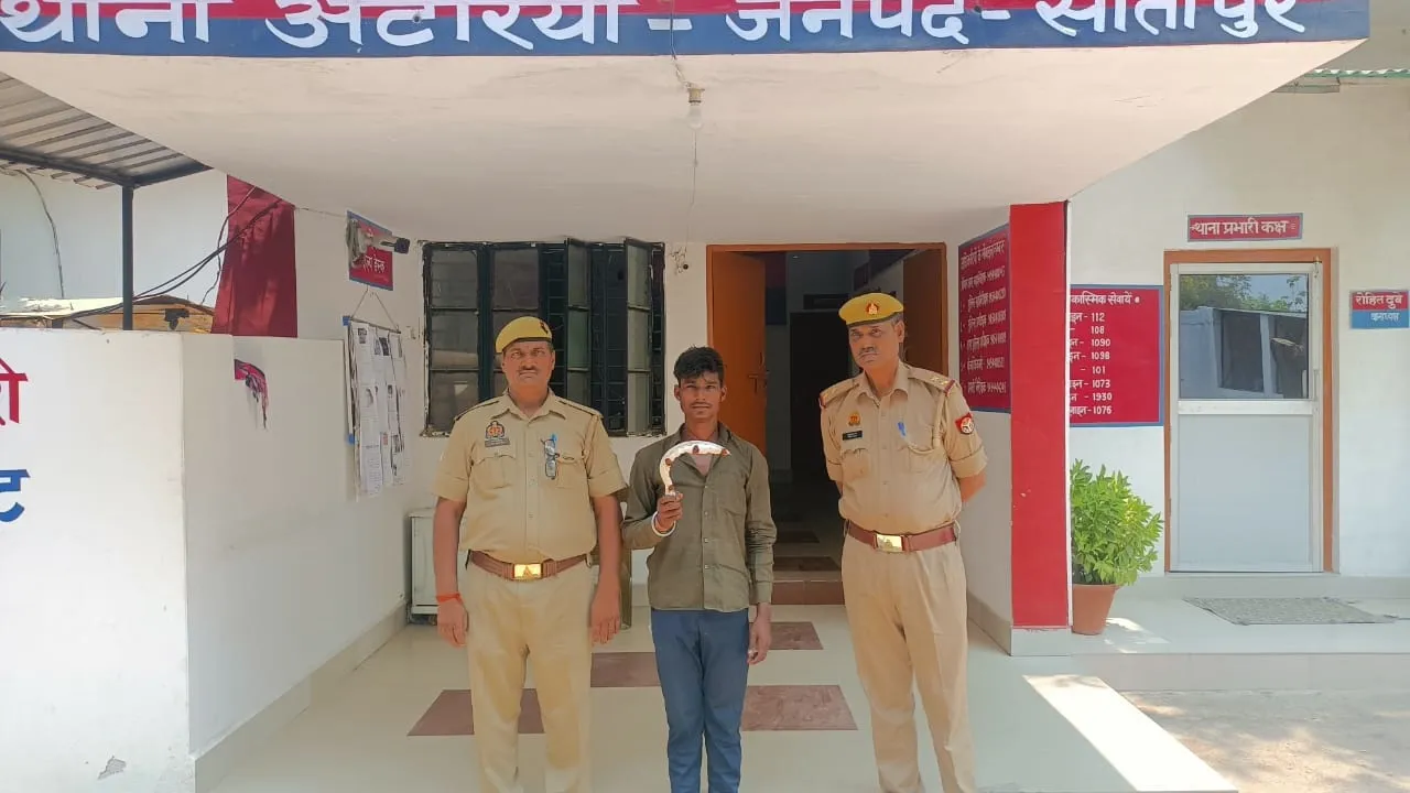 सीतापुर: दोस्त की हत्या करने वाला हत्यारोपी आलाकत्ल के साथ गिरफ्तार, जानें वजह