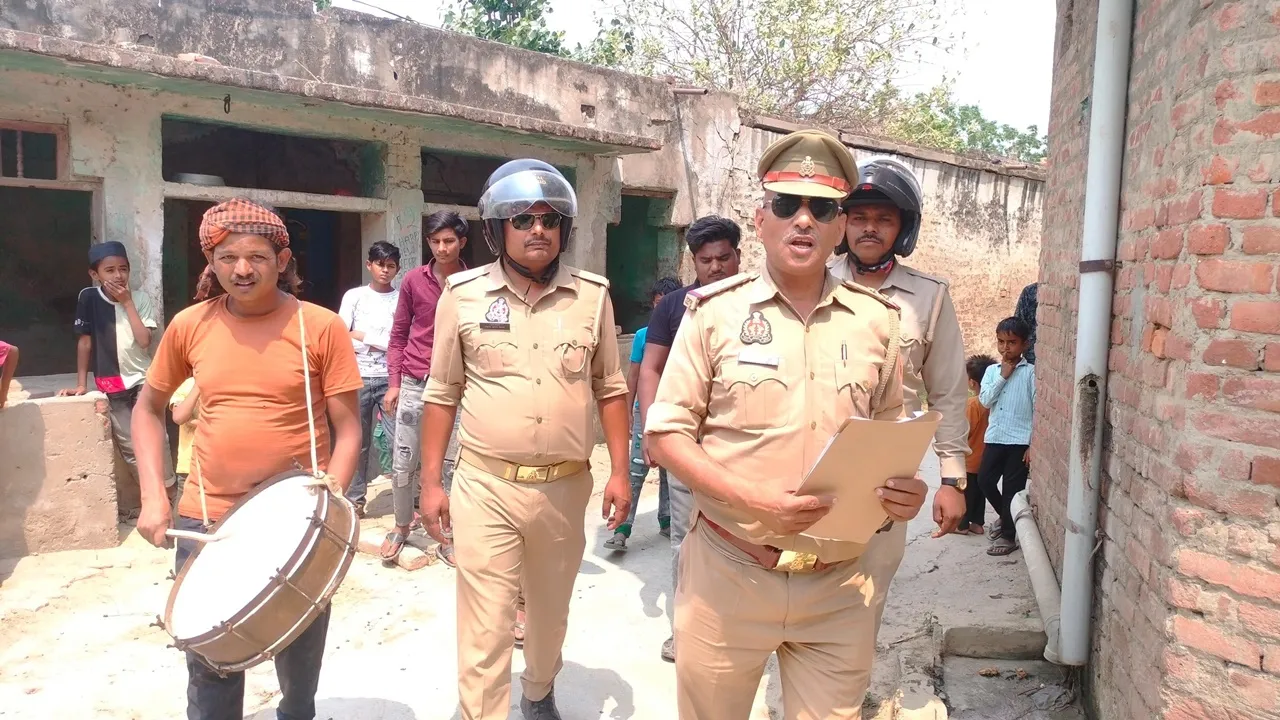 गोंडा: कुर्क होगी रंगदारी मांगने के आरोपी की संपत्ति, डुग्गी मुनादी कराकर पुलिस ने घर पर चस्पा की कुर्की की नोटिस