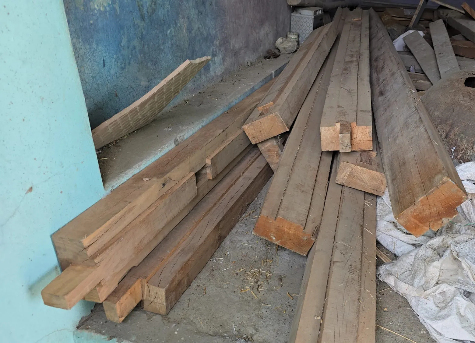 शाहजहांपुर: बेशकीमती प्रतिबंधित जंगली लकड़ी की दो चौखट और एक विंडो की लकड़ी बरामद, मुकदमा दर्ज