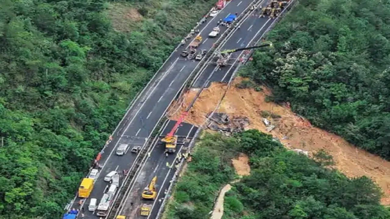 चीन में बारिश से एक्सप्रेस-वे का एक हिस्सा ढहा, अब तक 48 लोगों की मौत...500 सुरक्षाकर्मी रेस्क्यू ऑपरेशन में जुटे