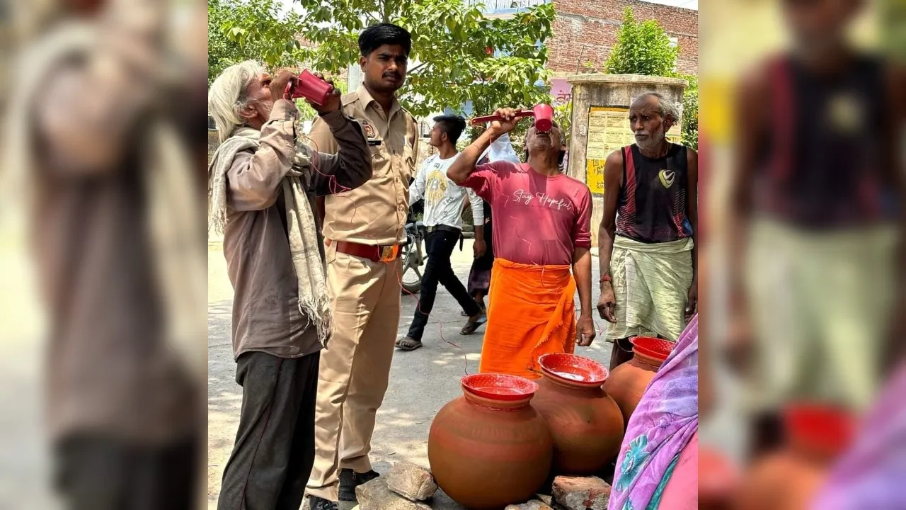 Banda: भीषण गर्मी में प्याऊ खुलवाकर इस पुलिस कर्मी ने पेश की मानवता की मिशाल...लोगों ने की खूब प्रशंसा