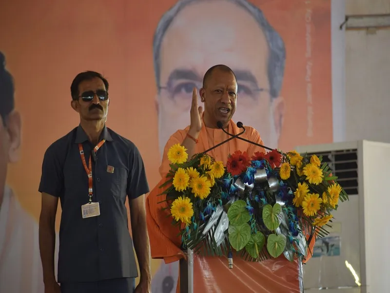 संभल में बोले सीएम योगी- जातिगत जनगणना के नाम पर पिछड़ों व दलितों का आरक्षण मुसलमानों को देना चाहती है कांग्रेस-सपा 