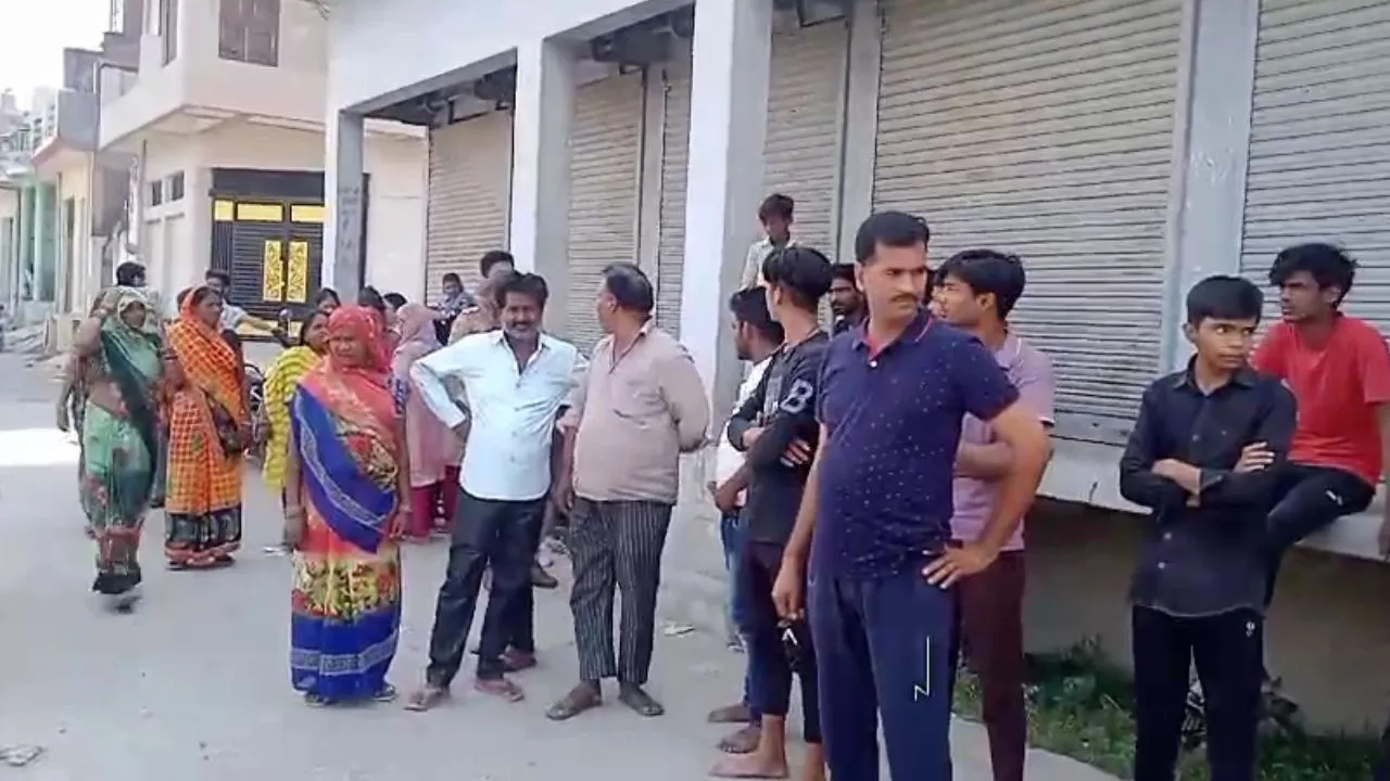 Fatehpur News: नवजात शिशु का मिला शव...नोच रहे थे कुत्ते, घटनास्थल पर लोगों की जमा हुई भीड़