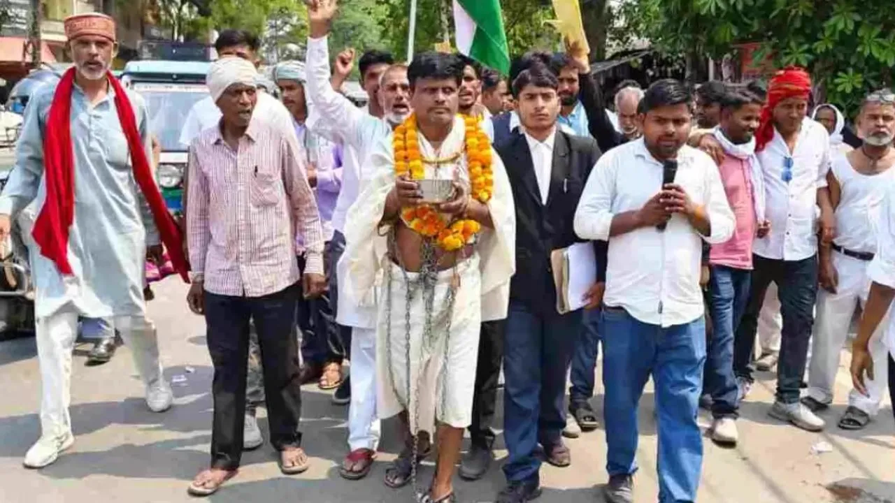 बलिया: शरीर पर कफन, हाथों में कटोरा और हथकड़ी...अनोखे अंदाज में नामांकन करने पहुंचा प्रत्याशी