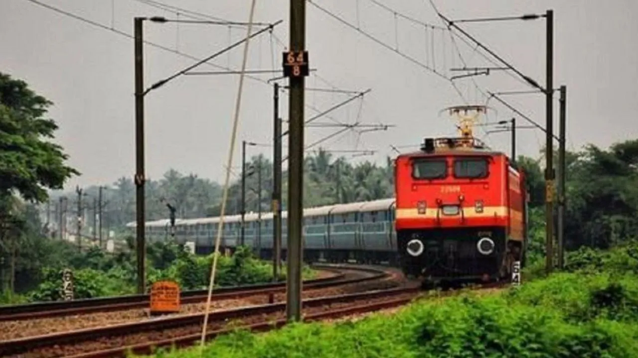 मथुरा: रेलवे ट्रैक पर पत्थर रखने का वीडियो वायरल होने के बाद किशोर पर मामला दर्ज 