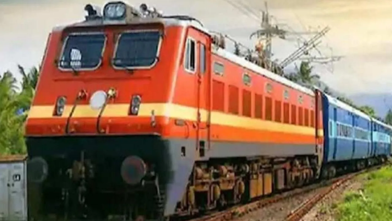 शाहजहांपुर: रन थ्रू ट्रेन से कटकर युवक की मौत, इंजन में फंसकर चला गया सिर