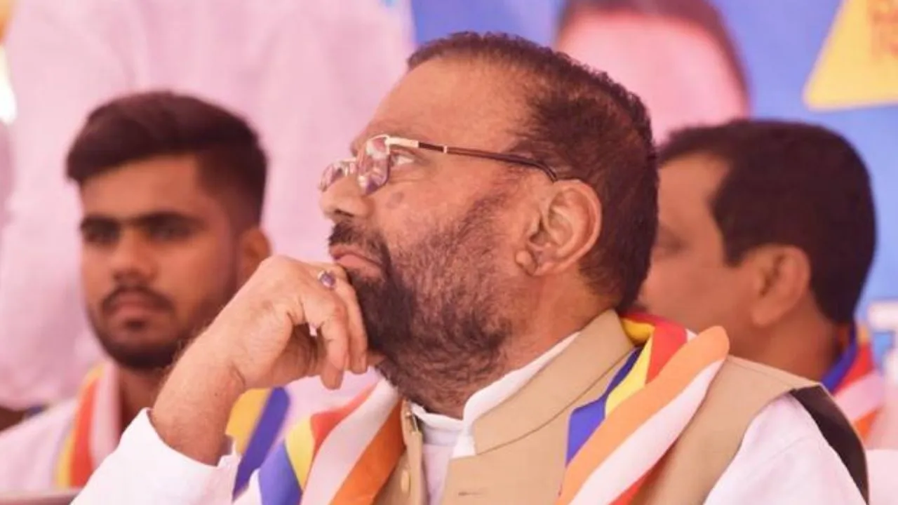 आगरा: स्वामी प्रसाद मौर्य पर युवक ने फेंका जूता, कार्यकर्ताओं के बीच हुई तकरार 