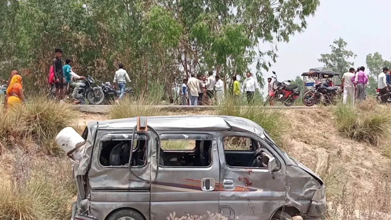 बदायूं: खंती में घुसी अनियंत्रित कार, चालक की मौत, चार घायल  
