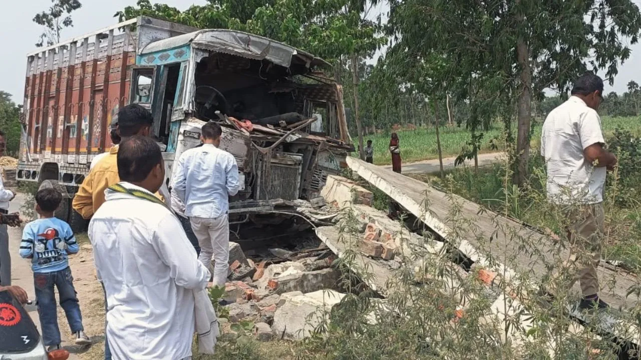बरेली: यात्री सेड से टकराया ट्रक, चालक की हुई मौत, 3 गम्भीर घायल