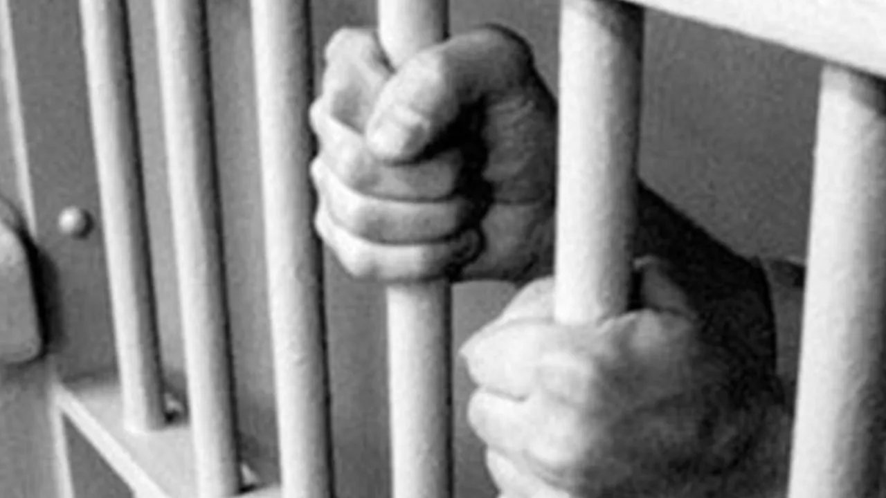 कासगंज: सड़क पर चलते लोगों से मोबाइल छीनने के आरोपी को पुलिस ने पकड़ा, भेजा जेल