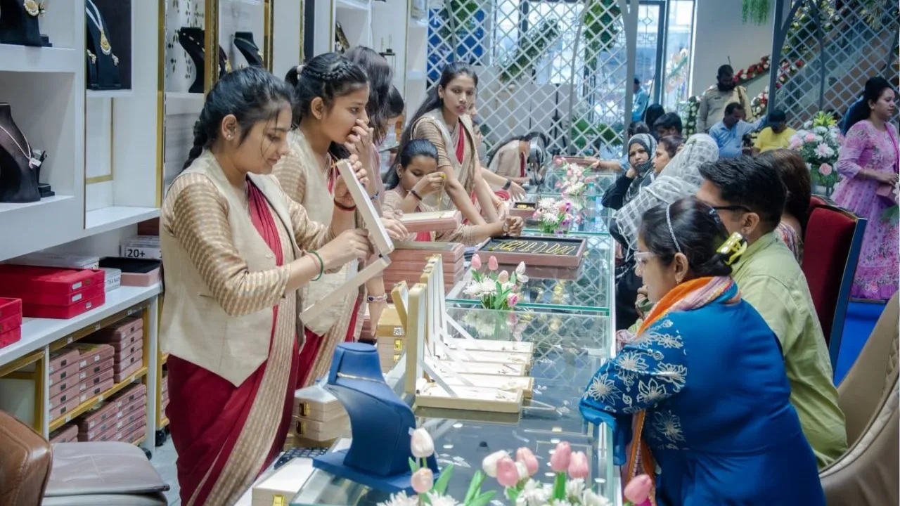 बदायूं: अक्षय तृतीया पर सोने-चांदी के आभूषणों की खरीदारी को उमड़ी भीड़