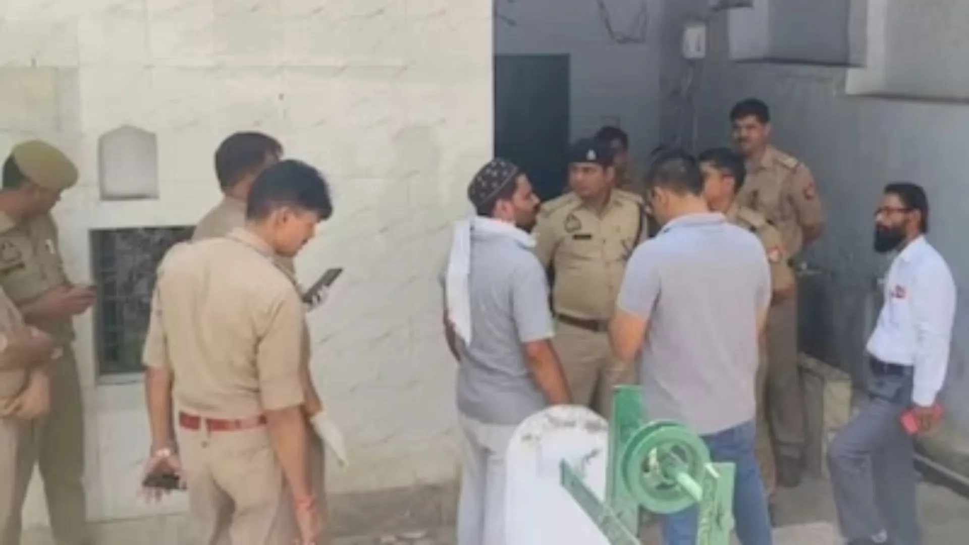 आगरा में ताजमहल के पास इबादतगाह परिसर में युवती का मिला शव, भीतर का नजारा देख रह गए सन्न