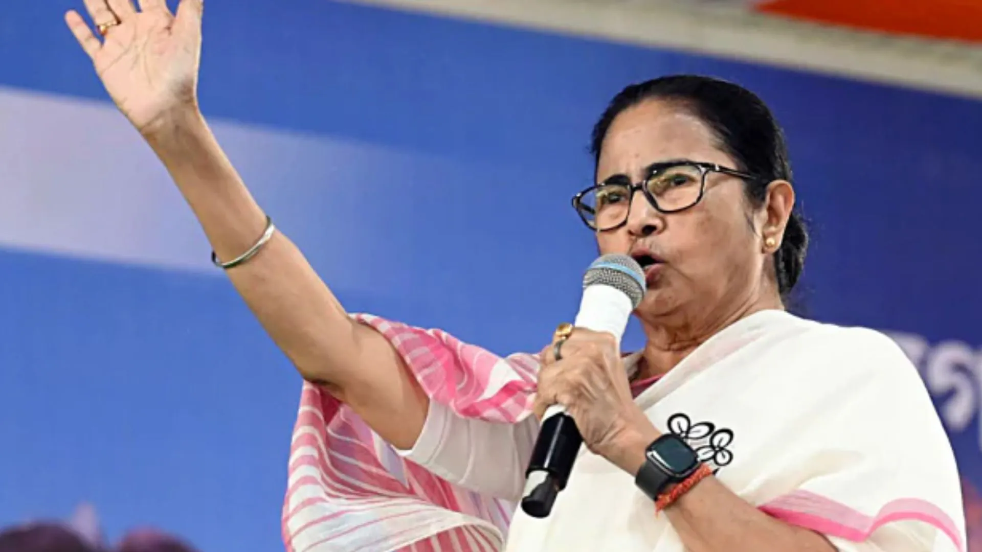 स्वामी प्रदीप्तानंद महाराज ने ममता को भेजा कानूनी नोटिस, माफी न मांगने पर होगी 