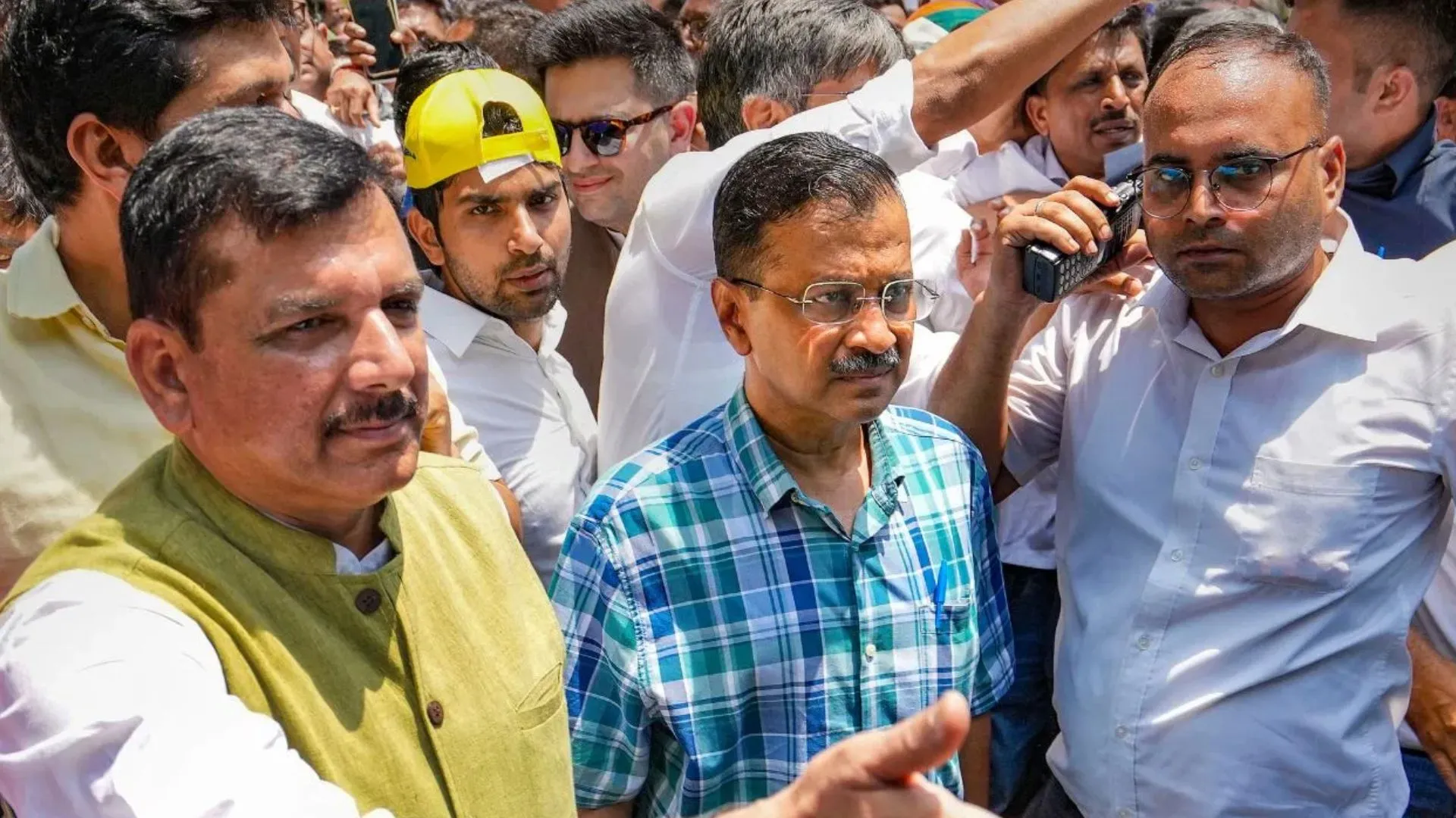 मेट्रो ट्रेन में केजरीवाल को ‘धमकी’ देने वाले भित्तिचित्र,आप ने भाजपा का हाथ होने का लगाया आरोप  