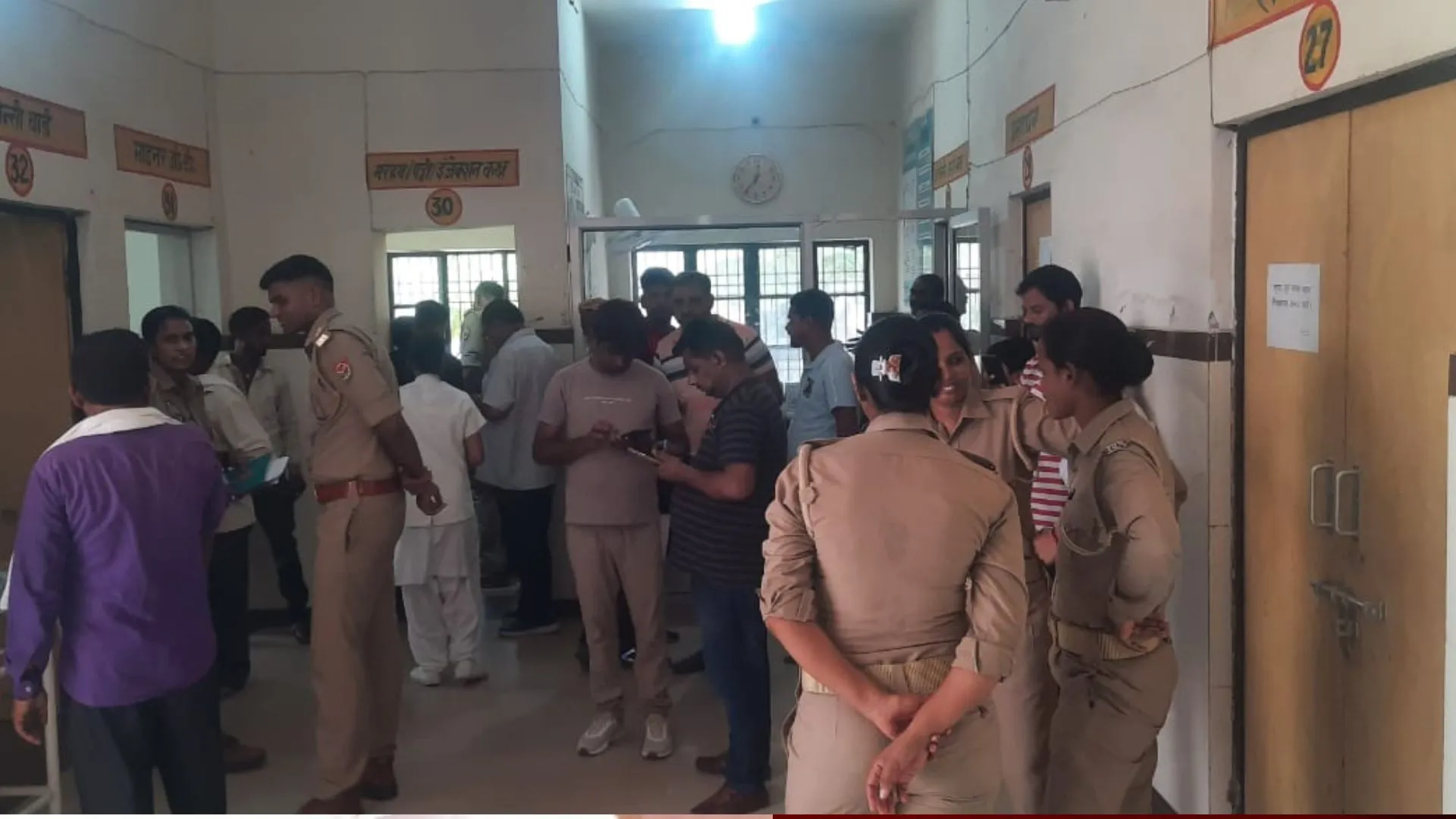 पीलीभीत: बाइक से टकराने के बाद पलटा ई-रिक्शा, वृद्धा की मौत, चार घायल...गुस्साए परिजन ने नहीं उठने दिया शव