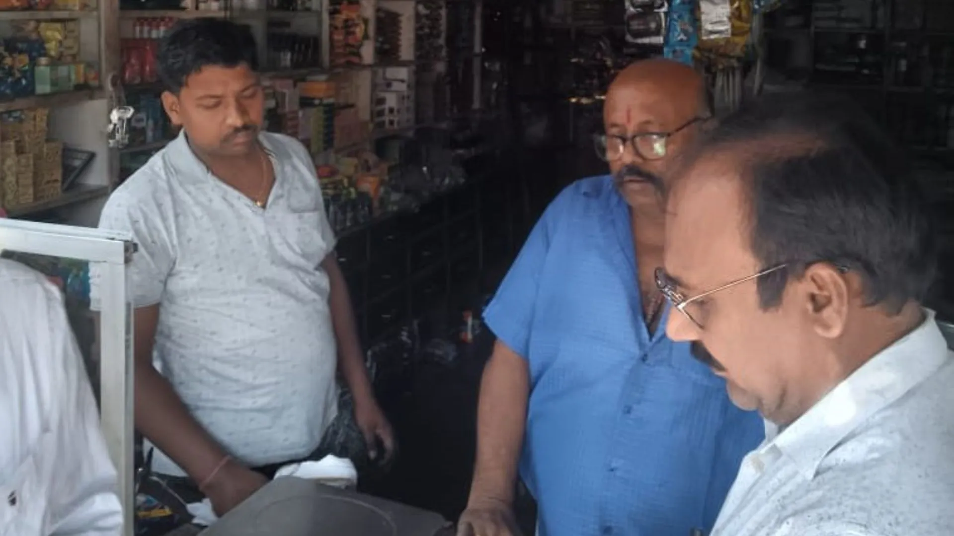 बदायूं: सत्यापन के दौरान पकड़ी घटतौली, दुकानदारों के हुए चालान