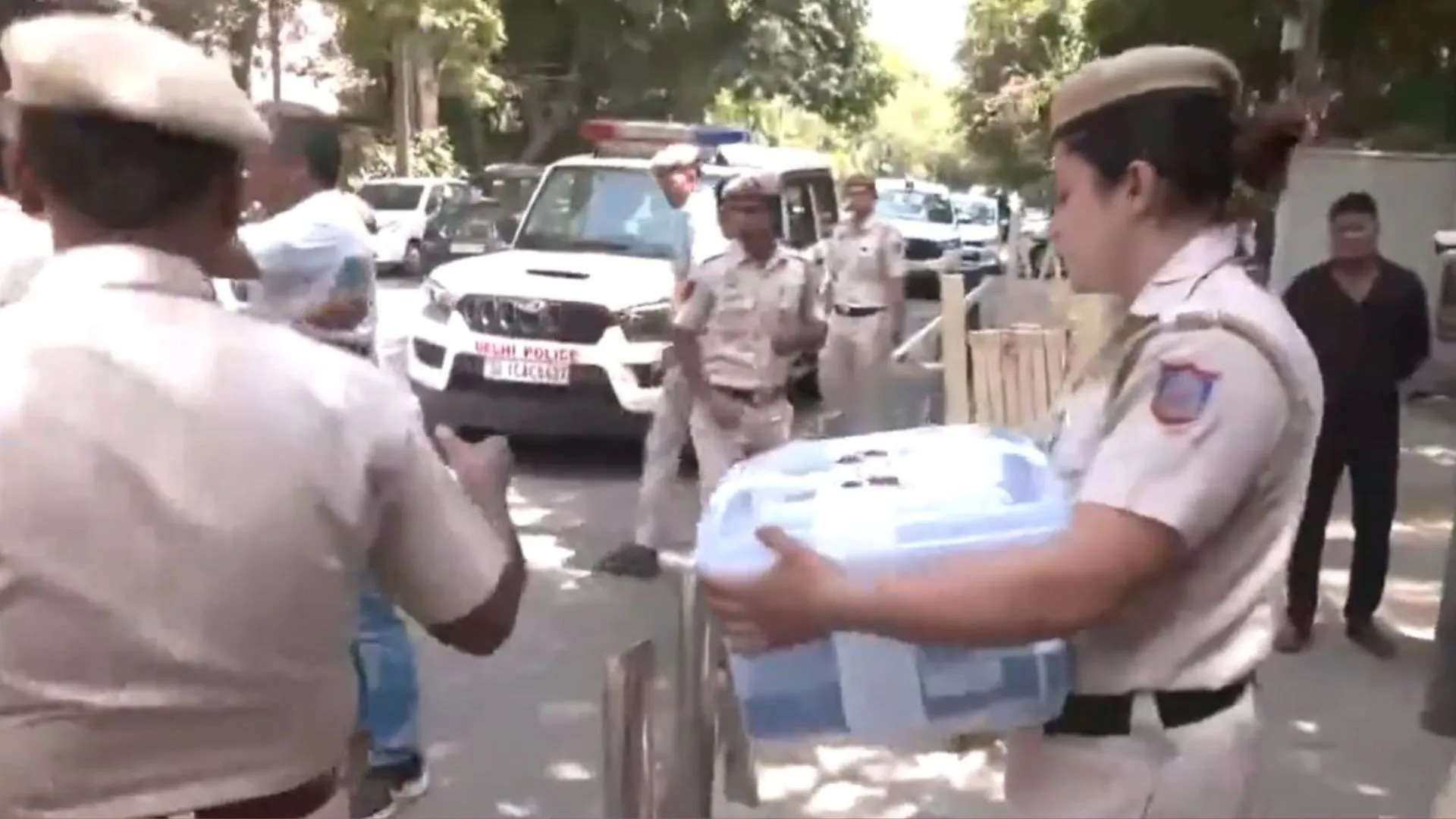 मालीवाल मारपीट मामला: सीएम आवास पर पहुंची दिल्ली पुलिस, CCTV DVR सहित कई सामान जब्त