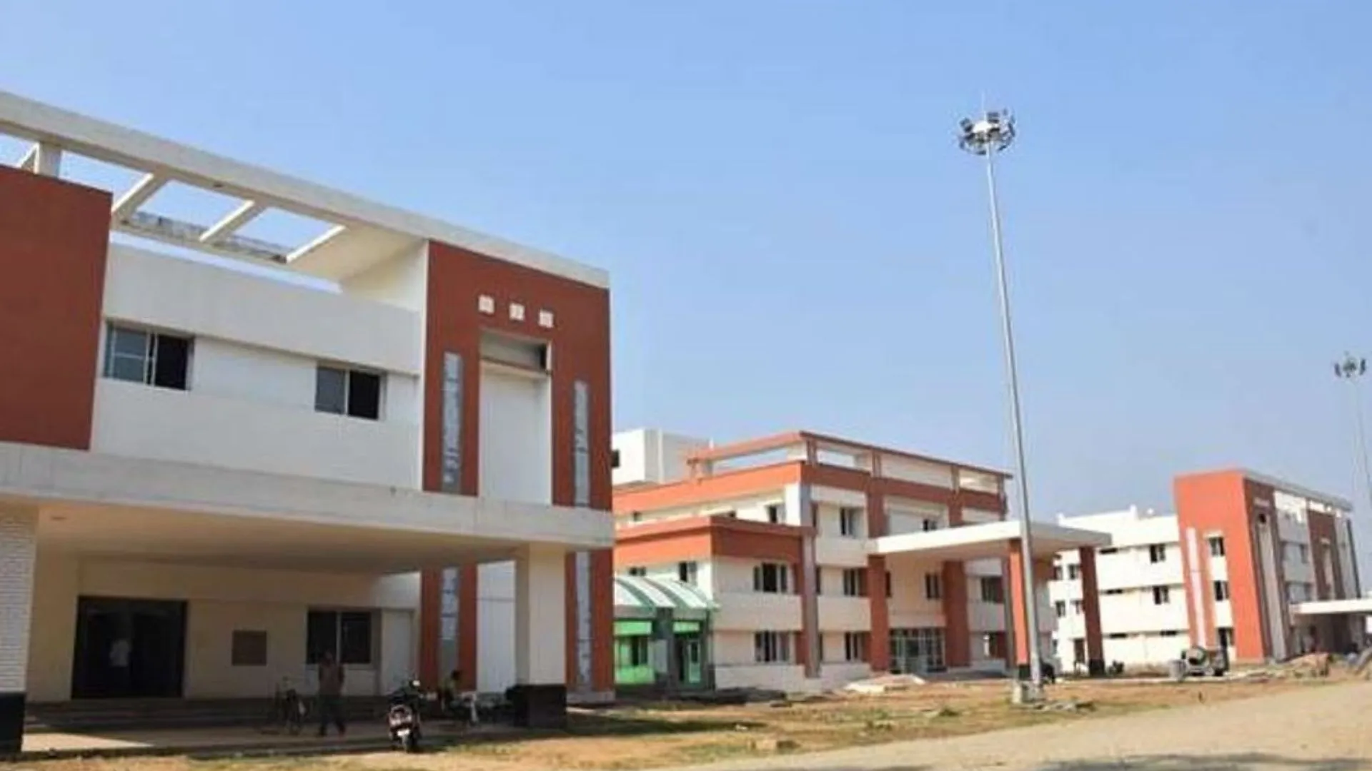 बरेली: तीन सौ बेड अस्पताल में आएं तो पीने का पानी साथ लाएं, कई महीने से आरओ खराब