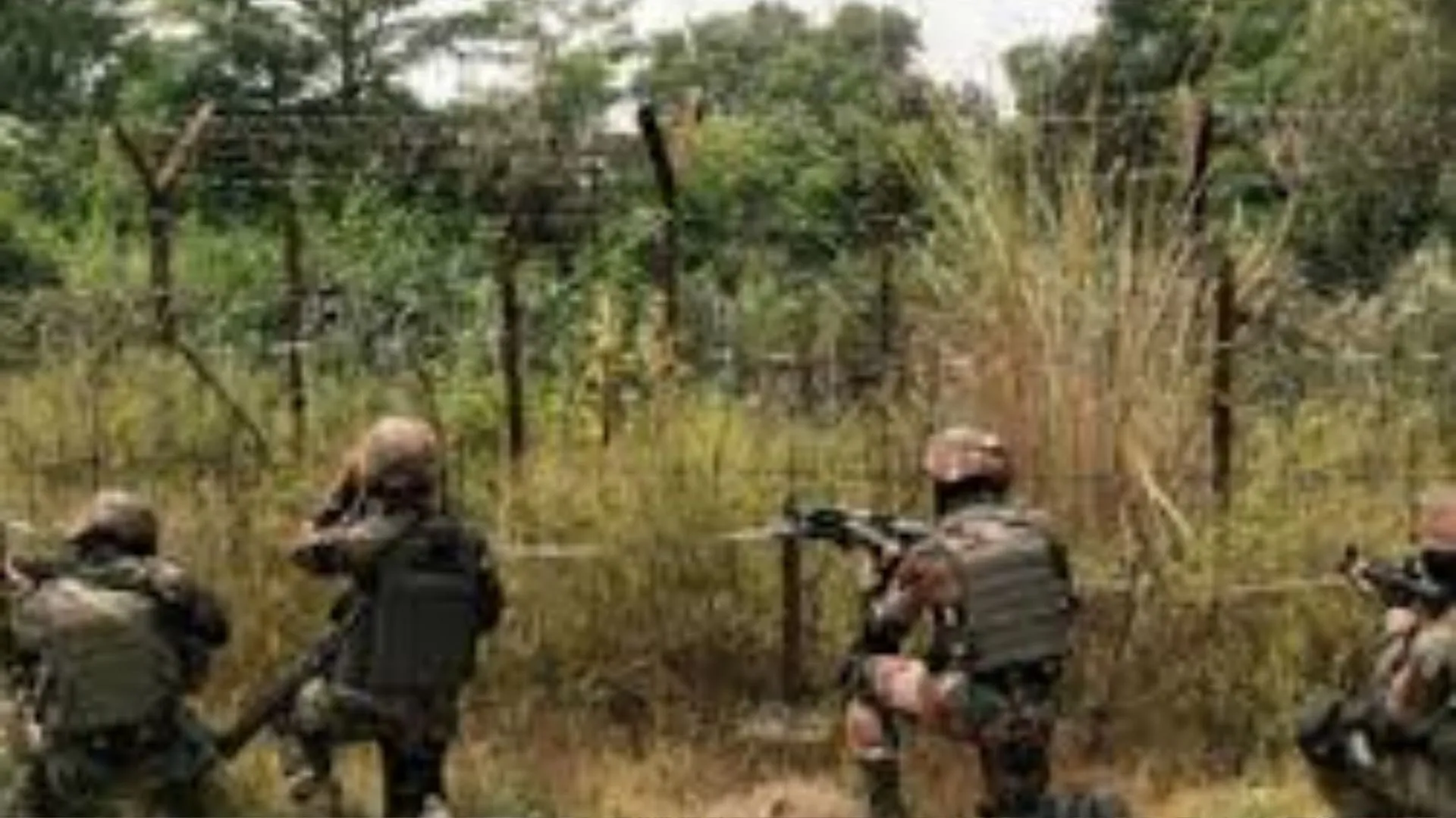 छत्तीसगढ़ मे सुरक्षा बलों और नक्सलियों के बीच मुठभेड़ जारी, कई नक्सलियों को गोली लगने का अनुमान