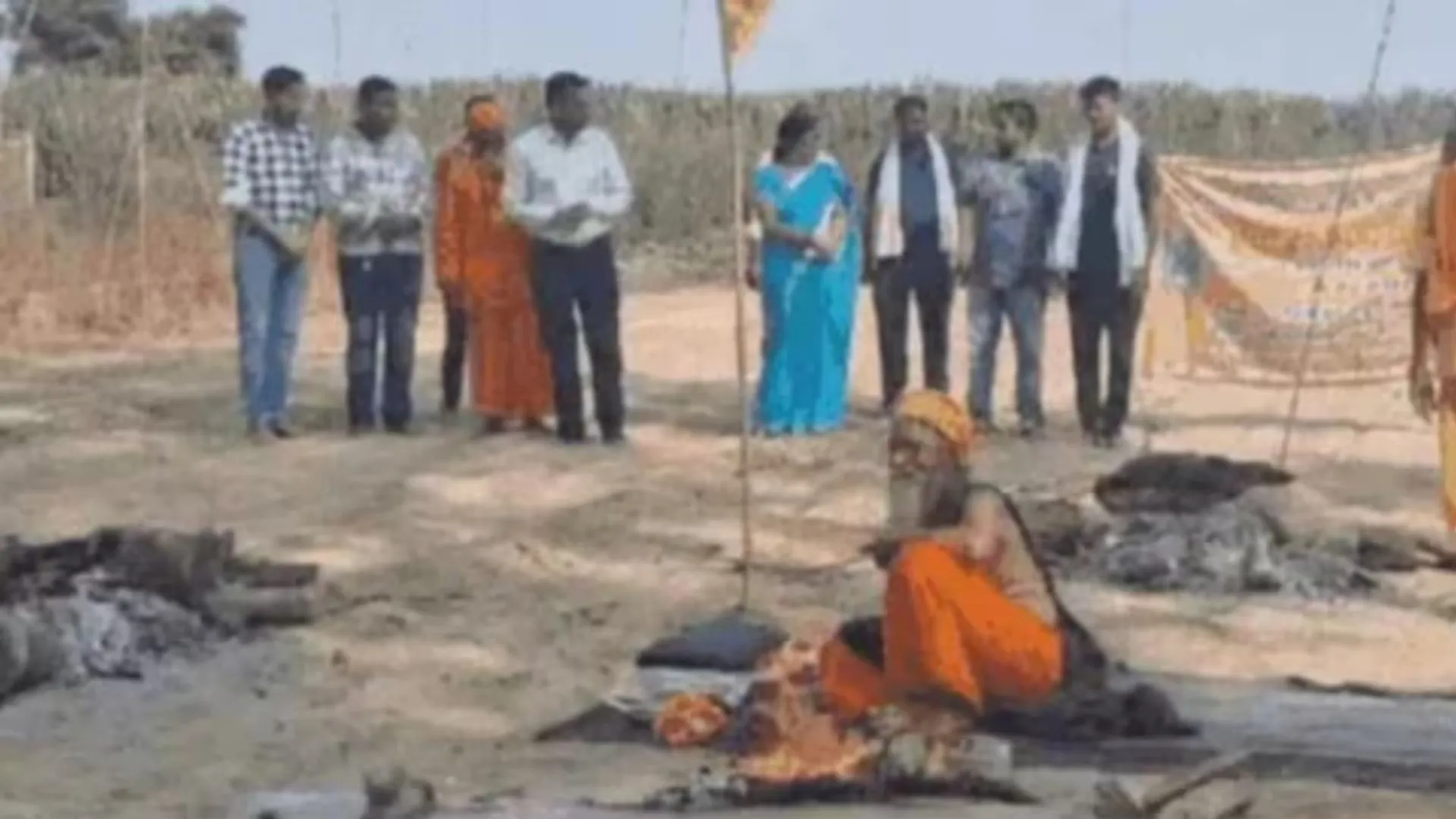 संभल: भीषण गर्मी के बीच चारों तरफ आग जलाकर तपस्या कर रहे 'पागल बाबा' की मौत