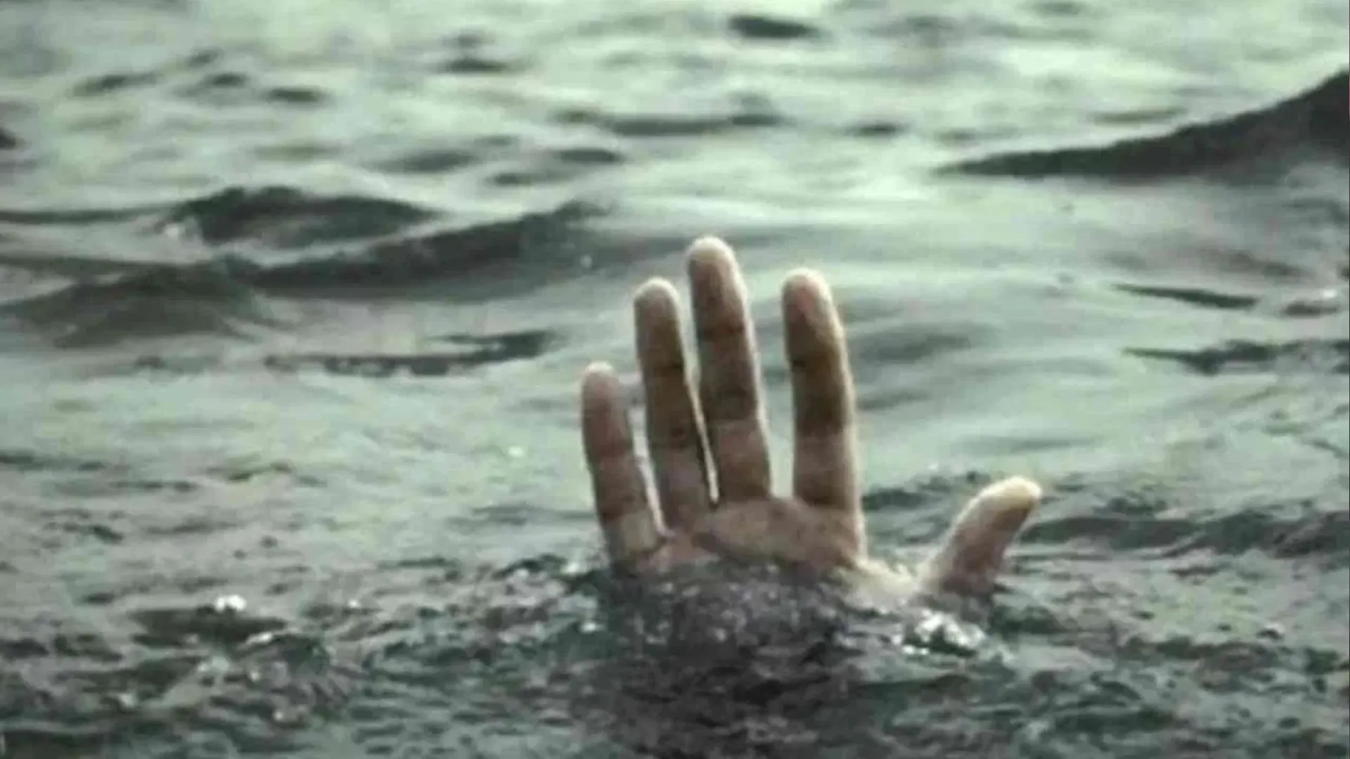 स्विमिंग पूल में डूबने से 11 साल के लड़के की मौत, थानें के बाहर परिजनों ने किया विरोध-प्रदर्शन 