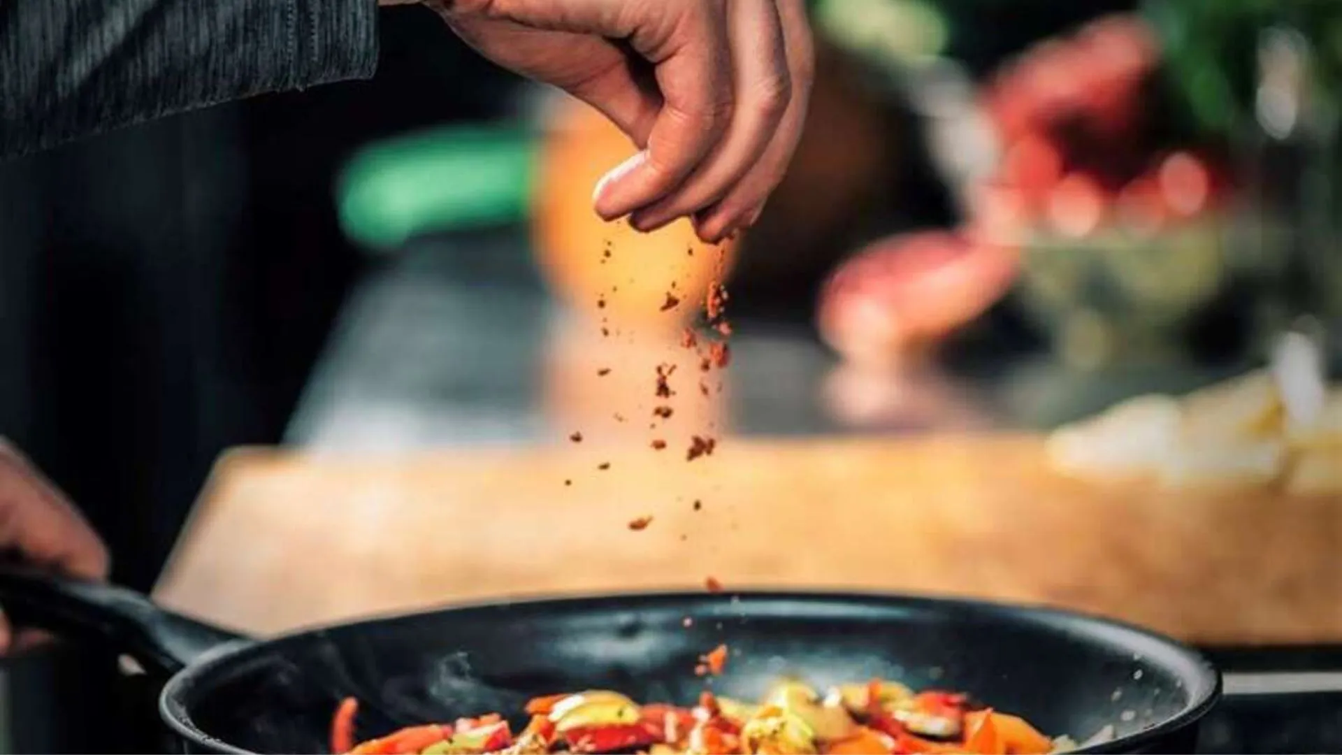 Cooking Tips: खाना ज्यादा तीखा बन गया है तो अपनाएं ये उपाय, स्वाद हो जाएगा दोगुना