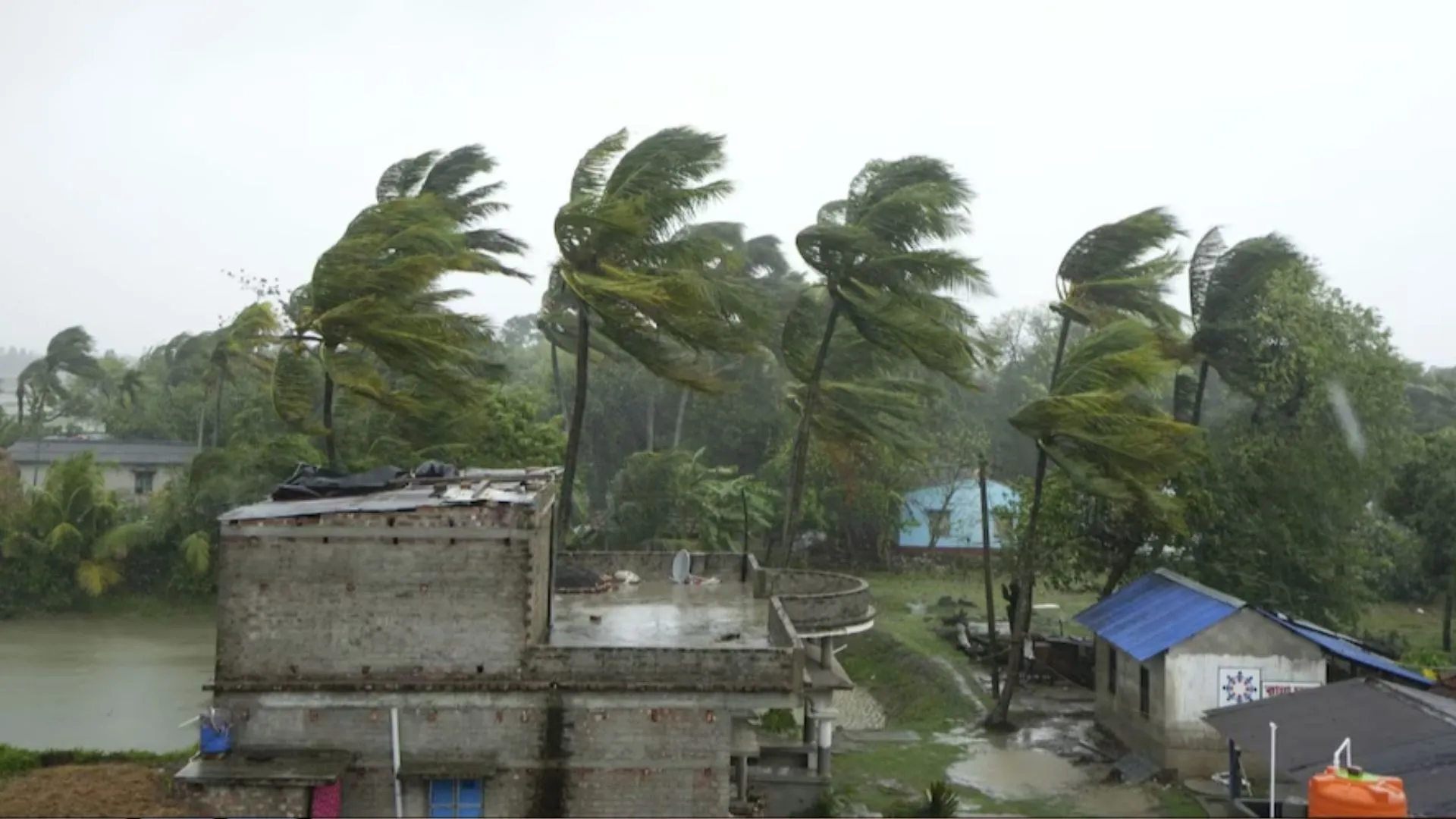 पश्चिम बंगाल के कई हिस्सों में चक्रवाती तूफान ‘रेमल’ ने मचाई तबाही, दो लोगों की मौत और भारी बारिश जारी 