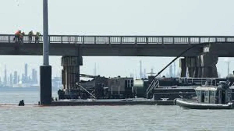टेक्सास में पुल से टकराई ईंधन ले जा रही नौका, 2000 गैलन तेल गिरने की आशंका