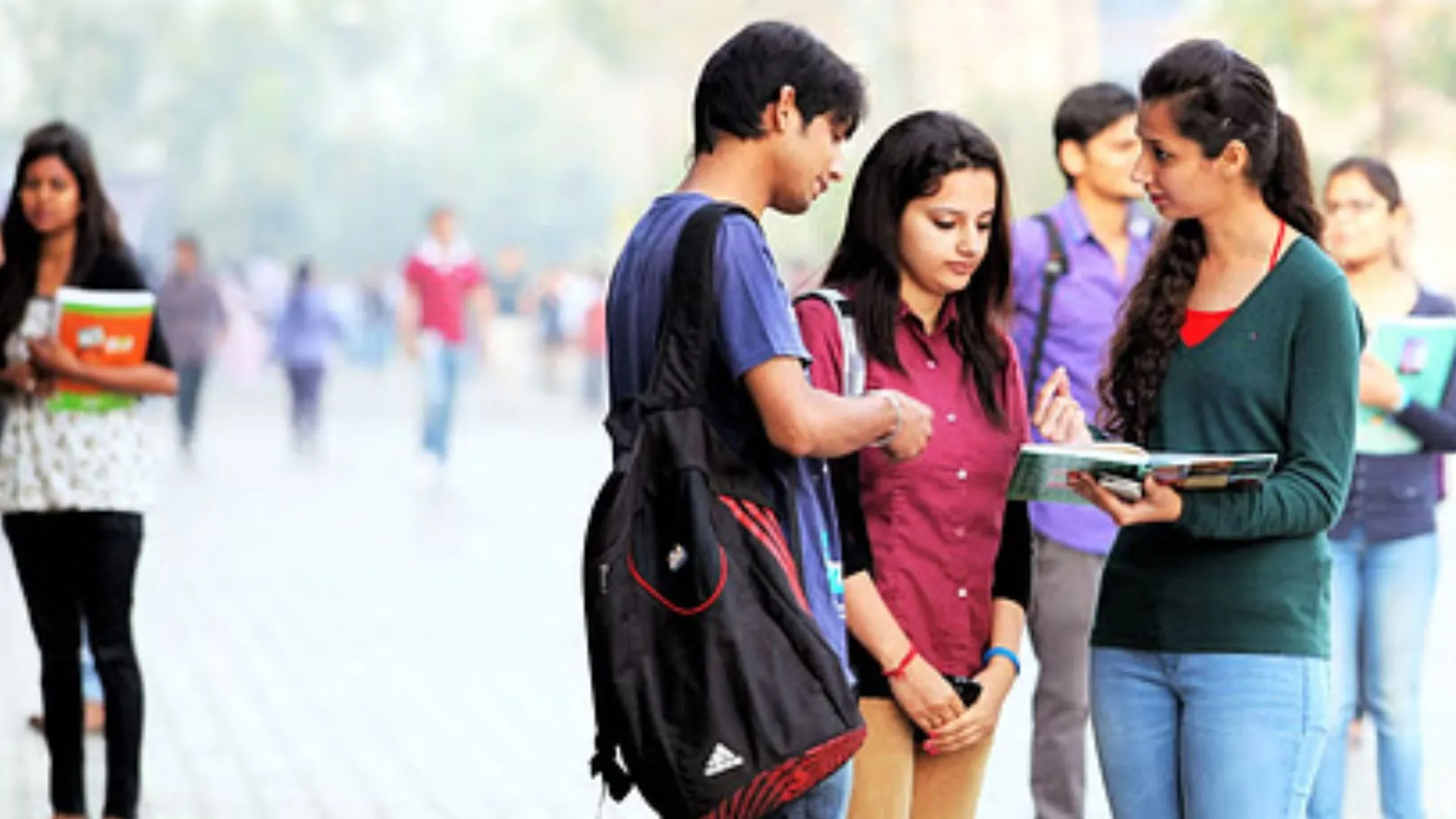 छात्रों के लिए हेल्प डेस्क बनाने, नियमित संवाद करने का निर्णय 
