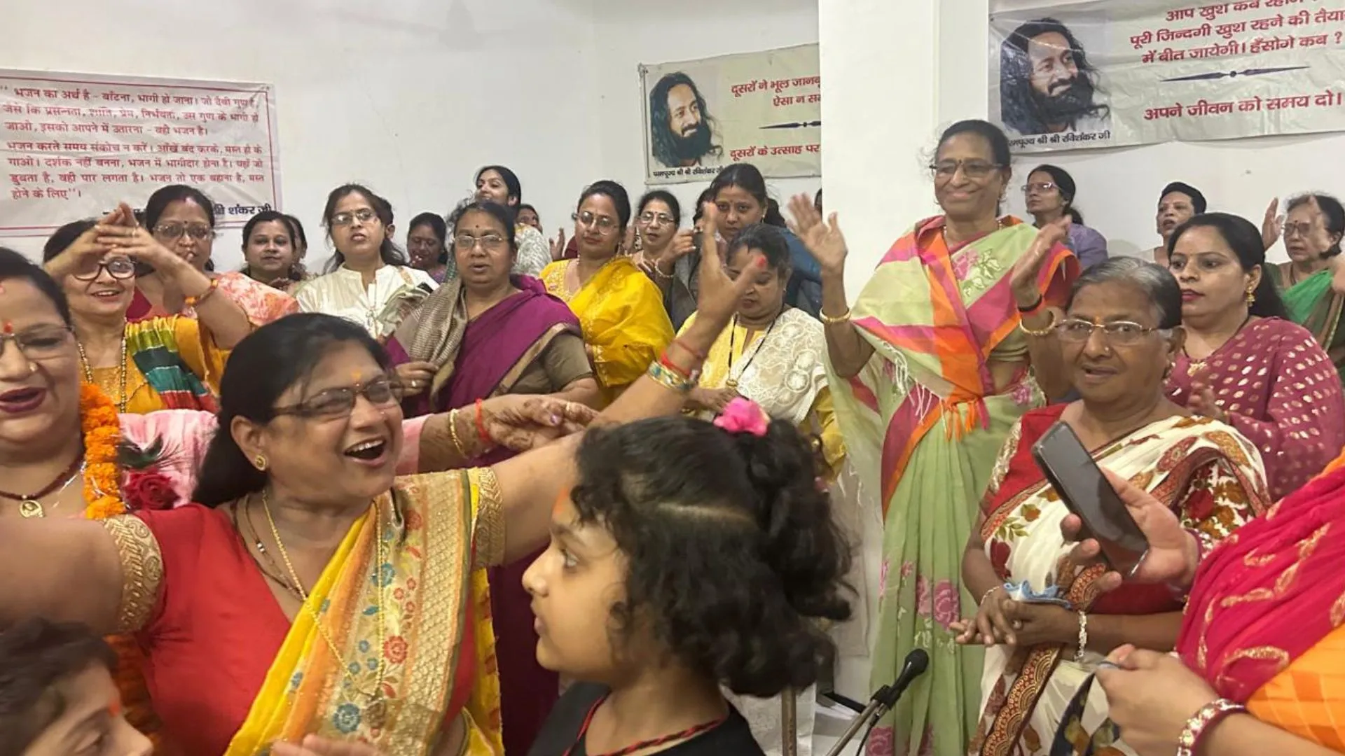 कासगंज: धूमधाम से मनाया गया गुरु रविशंकर का जन्मदिन, कार्यक्रम में भक्ति भजनों पर झूमे लोग