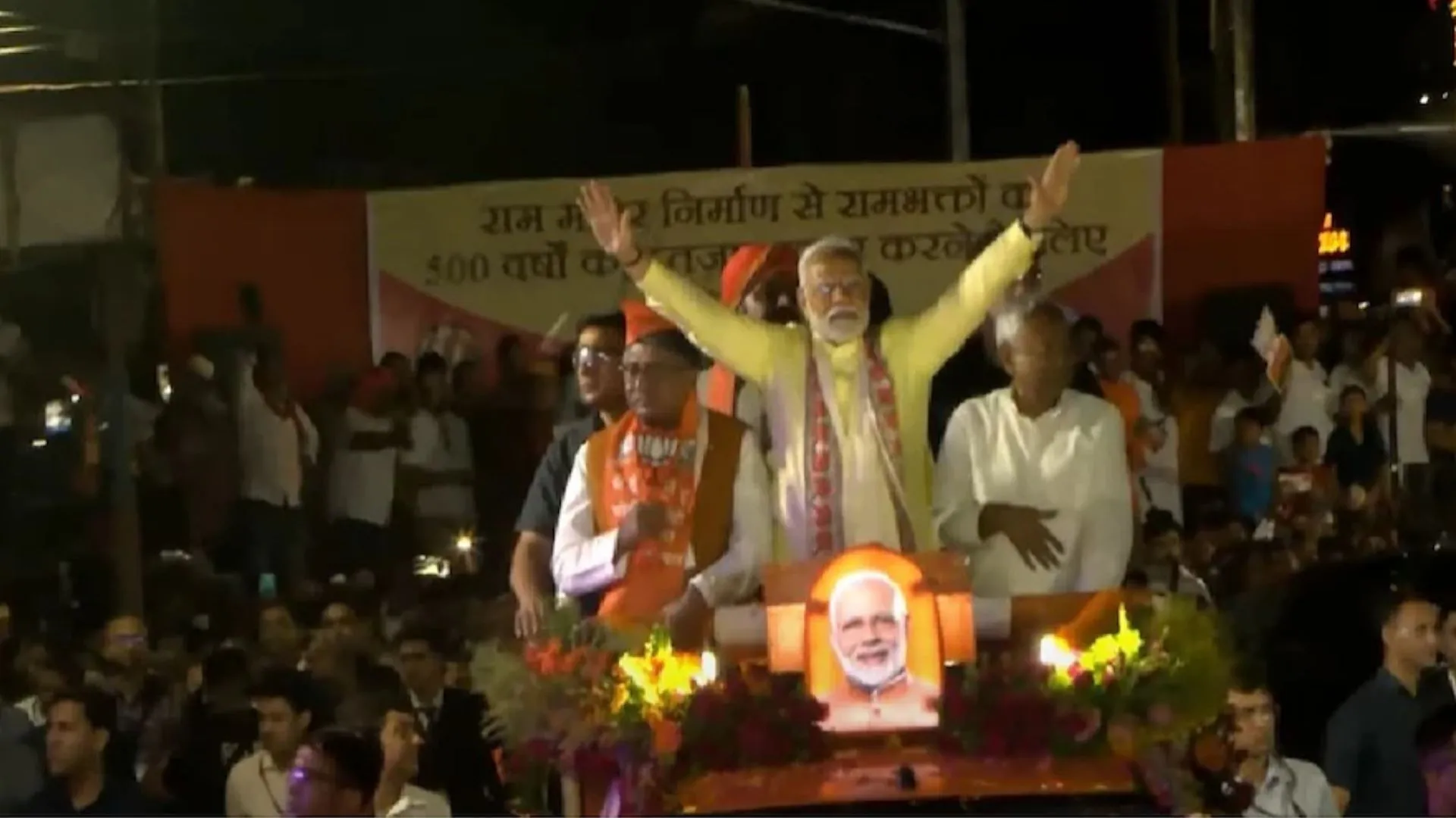 PM मोदी ने पटना में किया रोड शो, इतिहास में पहली बार किसी प्रधानमंत्री का पटना में रोड शो