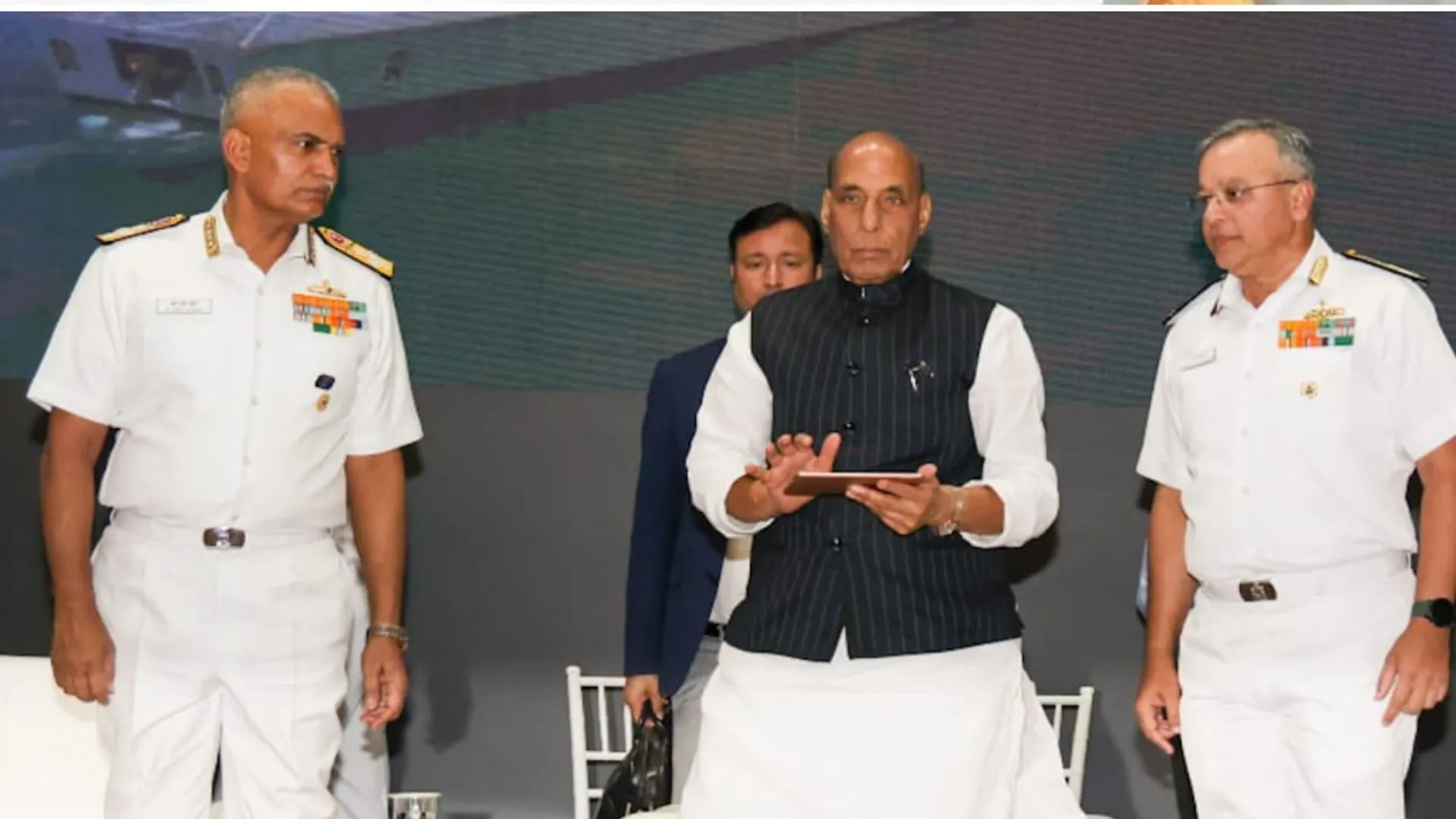 व्यापारिक जहाजों को समुद्री डाकुओं से बचाने पर राजनाथ ने कहा नौसेना ने करिश्मा किया