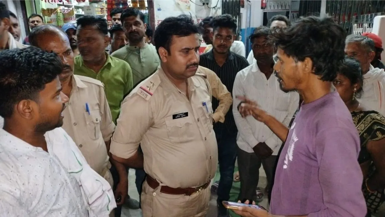 Farrukhabad: नर्सिंग होम संचालक की लापरवाही से जच्चा-बच्चा की मौत, परिजनों ने शव रखकर जमकर किया हंगामा