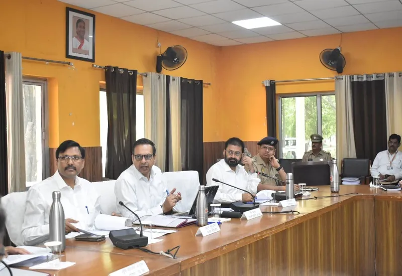 मुरादाबाद : कम वसूली पर तहसीलदार कांठ से स्पष्टीकरण लेने का अध्यक्ष ने दिया निर्देश, डीएम ने कहा- लापरवाही नहीं होनी चाहिए