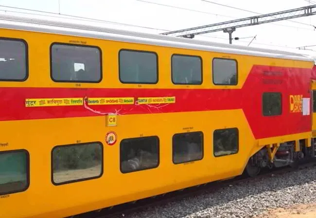 इन दिनों खाली दौड़ रही लखनऊ से नई दिल्ली के बीच डबल डेकर ट्रेन,यह है बड़ी वजह 
