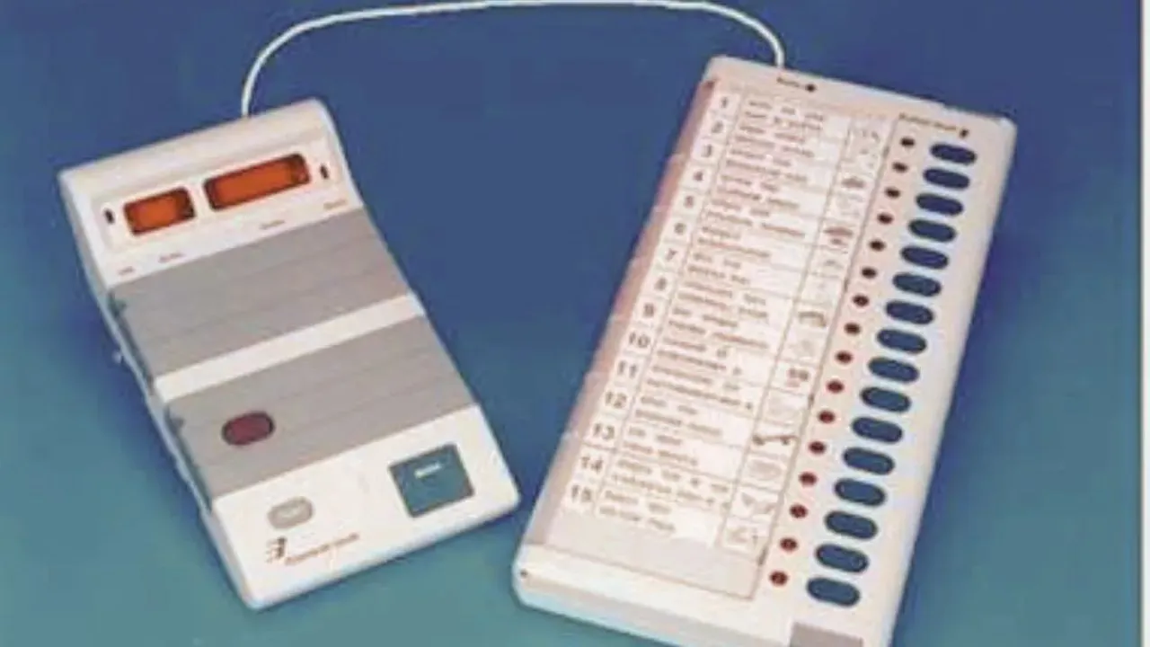 Kanpur: मतदान की तैयारी शुरू; ईवीएम में लगाए जाने लगे बैलेट पेपर, इंजीनियर ने चेक कीं मशीनें  