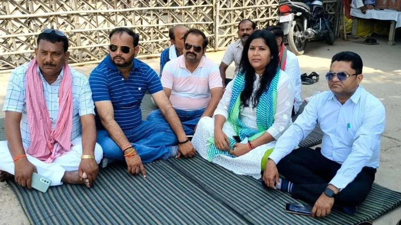 Lok Sabha Election 2024: औरैया में दिन-रात की शिफ्ट में EVM की निगरानी कर रहे सपा के नेता...13 मई के बाद मंडी समिति में रखी गई