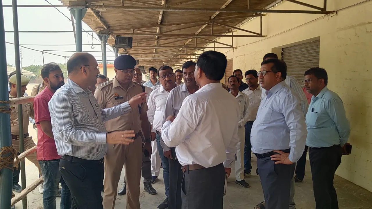 Lok Sabha Election 2024: फर्रुखाबाद में पोलिंग पार्टियां रवाना...सड़क ठीक न होने पर डीएम ने अधिशासी अभियंता पीडब्ल्यूडी को लगाई फटकार