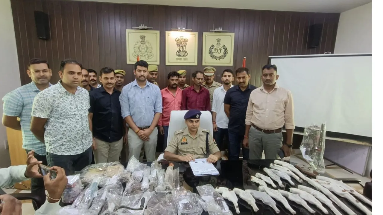 Farrukhabad Crime: पुलिस ने अवैध शस्त्र फैक्ट्री का किया भंडाफोड...दो आरोपियों को किया गिरफ्तार